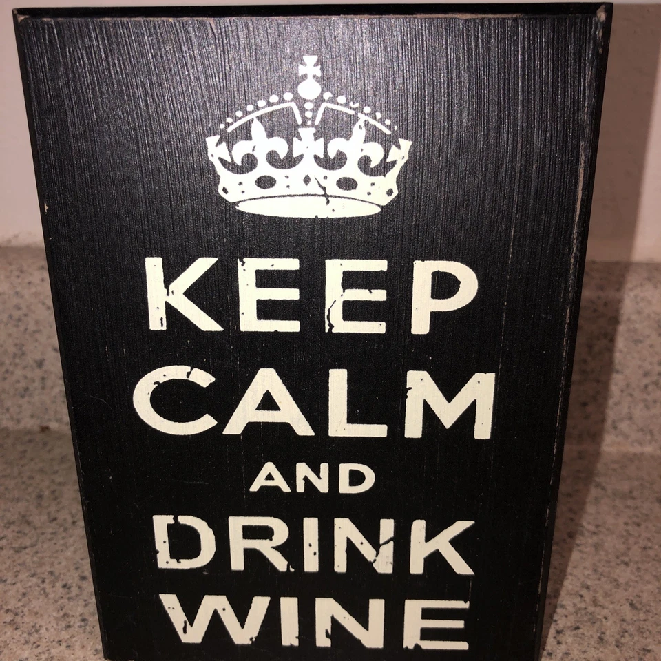 Letrero decorativo de madera para mantener la calma y beber vino. Negro/Blanco. Foto 2 de 2