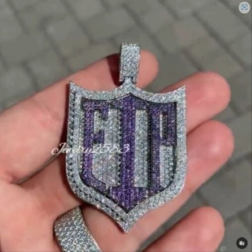 Colgante plateado chapado en oro hecho a medida con diamantes simulados de amatista de 1,49 quilates para hombre Foto 3 de 4