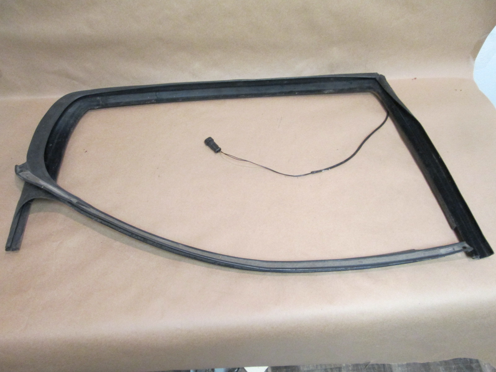 Maserati Quattroporte - RH Rear Door Rubber Gasket / Glass Guide / Sensor