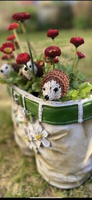 Gestrickter Igel mit kleinem schokoladengefülltem Osterei