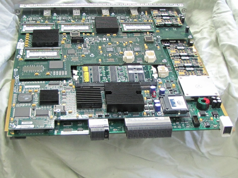 Cisco DS-X9308-SMIP 8 Port IP Storage Services Module with 8 x SN-SFP-FCGEMM-LC - Image 3 of 3