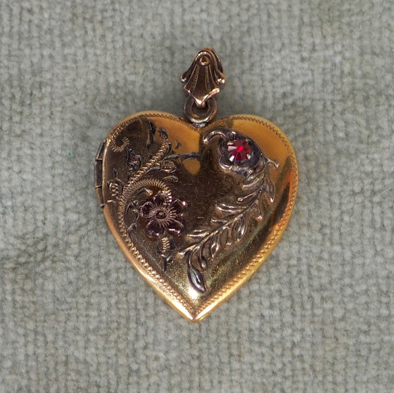Antique LARGE HEART SHAPED Gold Tone LOCKET w/ RUBY GEM STONE & ENGRAVING