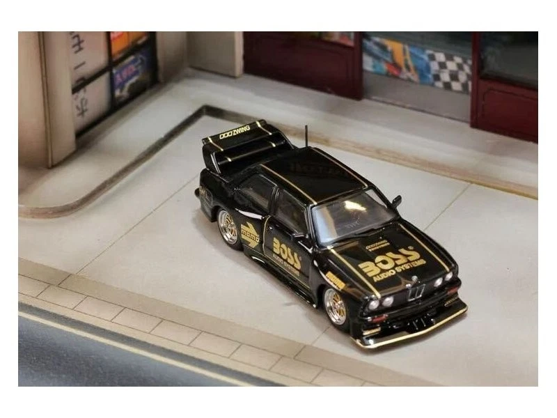BMW LTO (E30) - BOSS - black / gold - Street Weapon 1:64 - Immagine 4 di 4