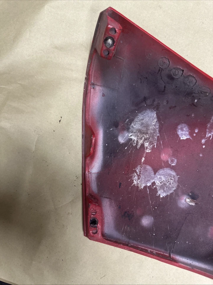 USADO ORIGINAL GENUÍNO PORSCHE 944 PARA-CHOQUE TRASEIRO LADO ESQUERDO TAMPA VERMELHA - Imagem 3 de 4