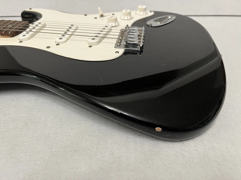 Guitarra Eléctrica Squier Affinity Stratocaster 6 Cuerdas Álamo Negro Tamaño Completo Foto 3 de 4