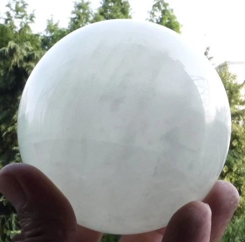 Esfera de cristal de fluorita blanca natural 55 mm que brilla en la piedra verde oscura - Imagen 5 de 6
