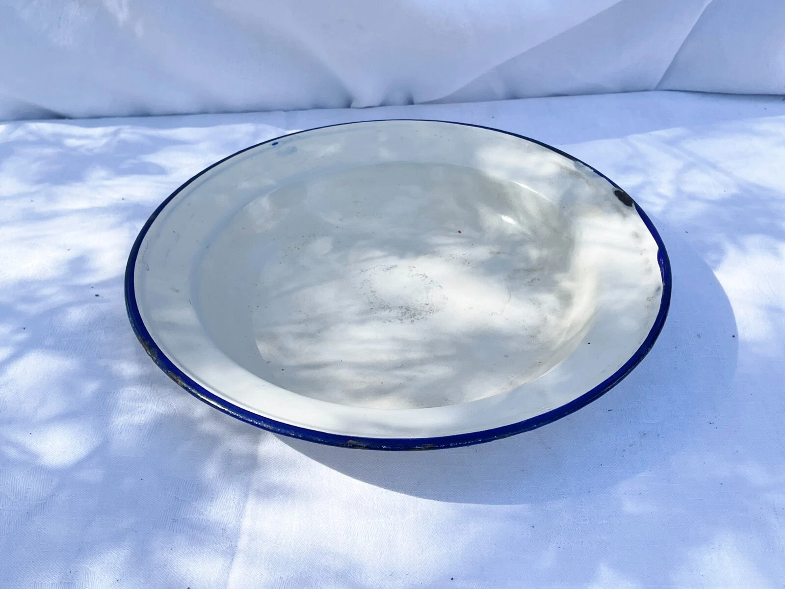 VINTAGE WHITE ENAMEL SERVING PIE / ROASTING DISH BOWL ROUND SHAPE BLUE RIM