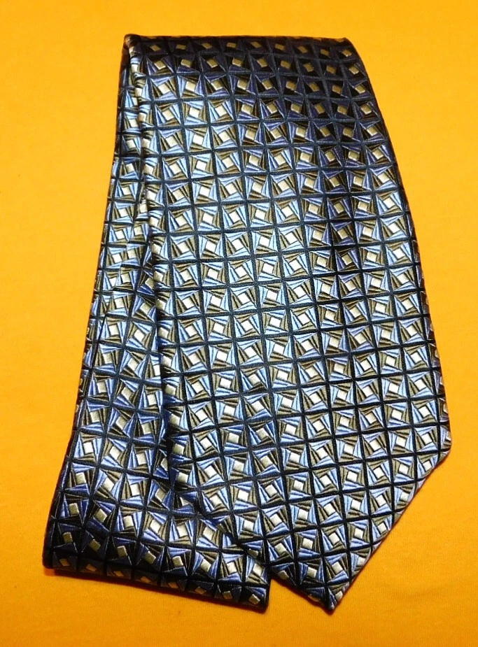 CORBATA CON MOTIVO CUADRADO AZUL CLARO/VERDE/AMARILLO XMI CLASSIC HECHA EN EE. UU. - CORBATAS PARA EL CUELLO. Foto 2 de 3