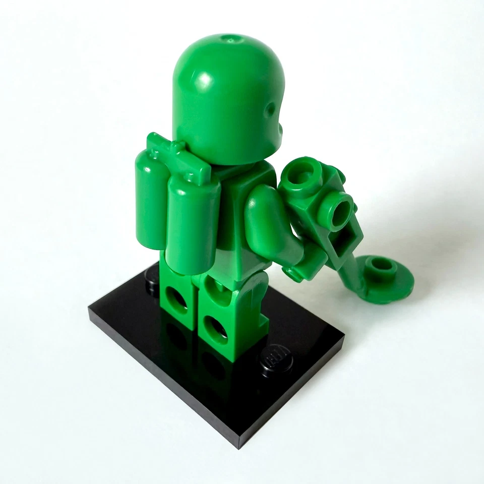 LEGO Space Spaceman Astronaut Minifigure Green with Classic Helmet Genuine NEW - Image 3 of 4