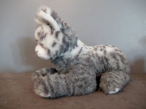 Détails Sur Grande Peluche Chat Couché Moucheté Blanc Et Gris Yeux Jaunes Long 34 Cm