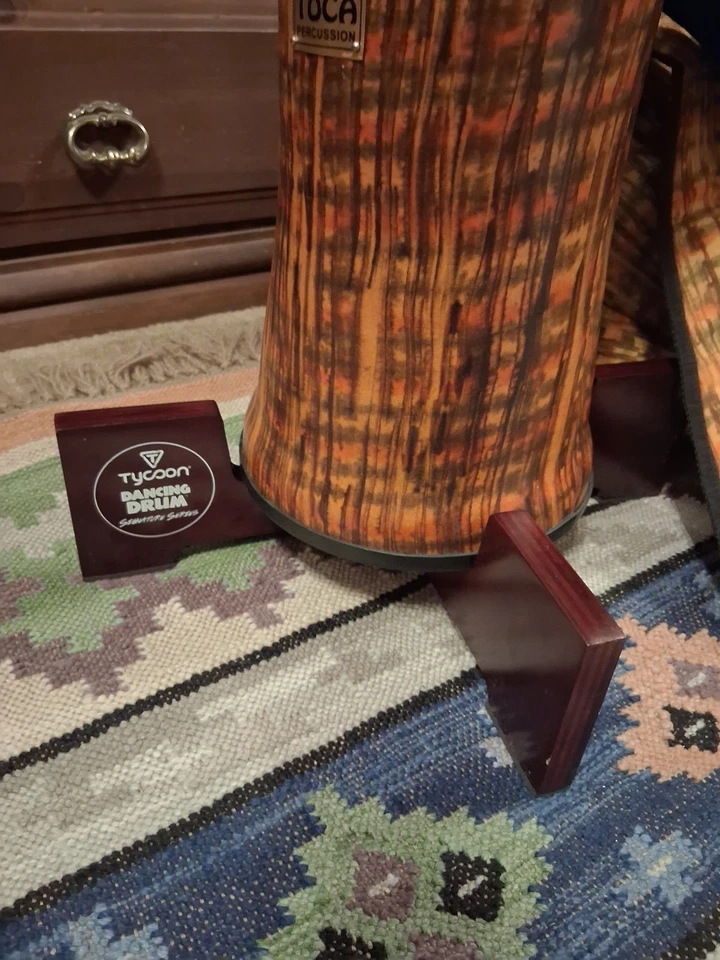 Tambor Djembe Toca Percussion 14 pulgadas con soporte, palo y bolsa de transporte Foto 4 de 4