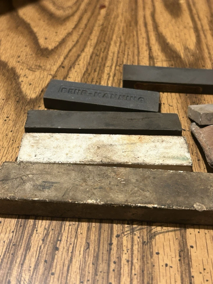 LOTE DE 6 PIEDRAS DE AFILAR CUCHILLOS HONES ANTIGUAS DE COLECCIÓN - Arkansas/Carb./I TT/Doblado Foto 2 de 4