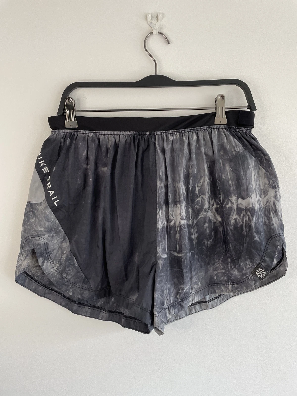Nike Running Shorts Women's Medium Trail Athletic Zip Pocket, Grey Tie Dye