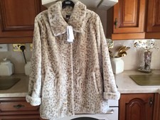 Manteau en fausse fourrure imprimé animal ivoire Dennis Basso (neuf avec étiquettes)