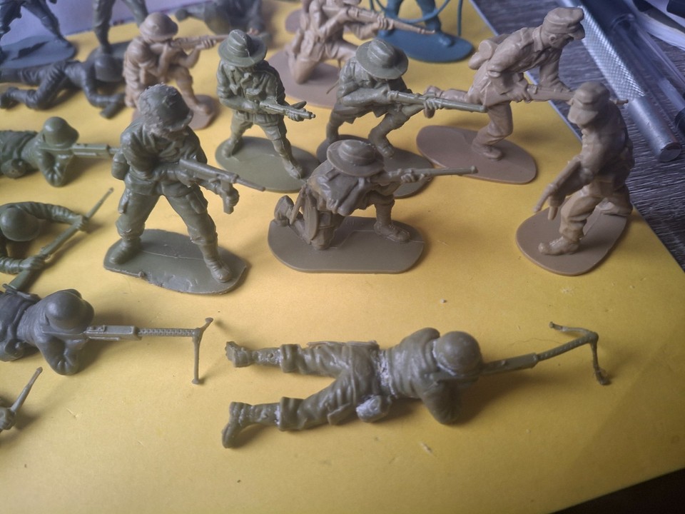 airfix-1-32-ww2-soldiers-x-30-mixed-nationality-good-condition