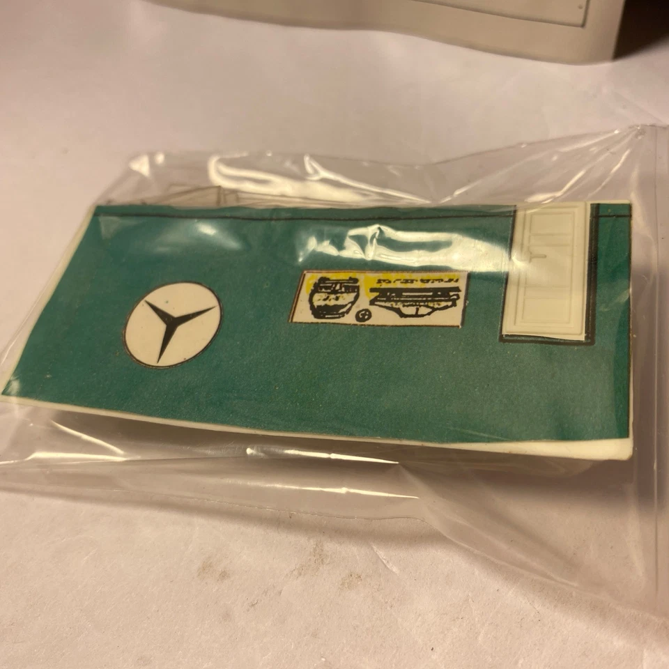 Model Power #429 HO Gauge Mercedes Car Agency (model started read description) - Image 4 of 4