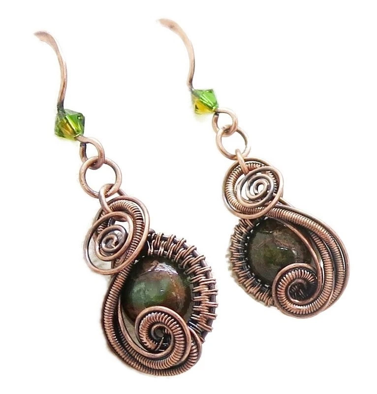 Juego de joyas envueltas en alambre de ópalo verde africano: collar y pendientes de bronce Foto 3 de 4