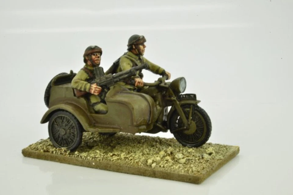 28mm Crusader WWF048 French Motorcycle and Sidecar with Riders - Image 2 of 3