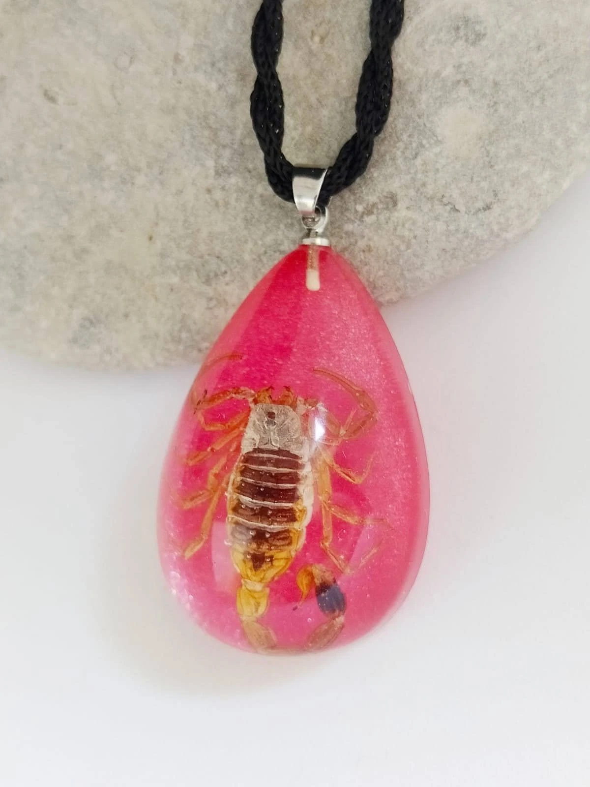 Skorpion – rosa Kunstquarz (verstellbar)