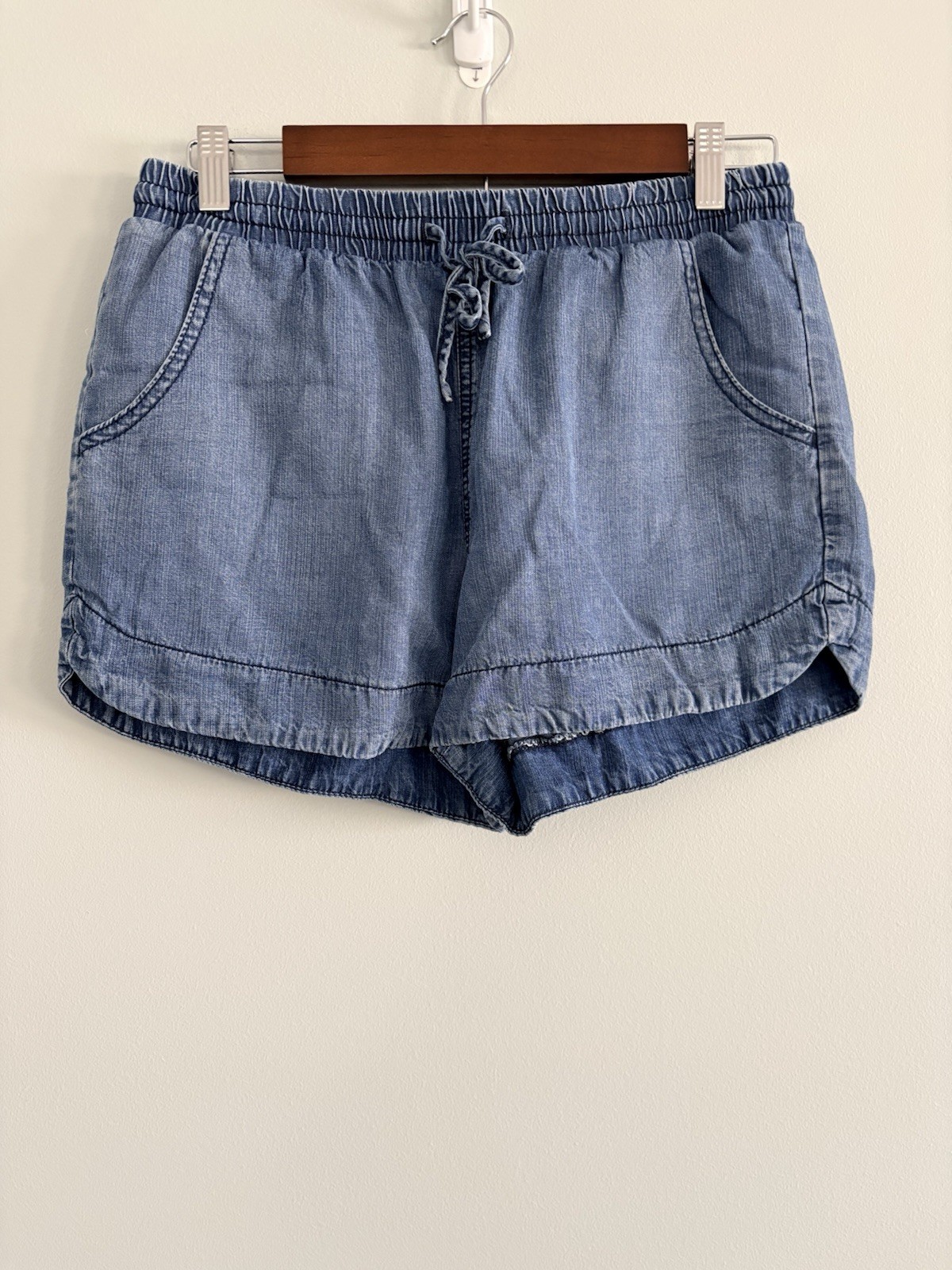 Universal Thread Chambray Shorts Pull on Womens S… - image 1