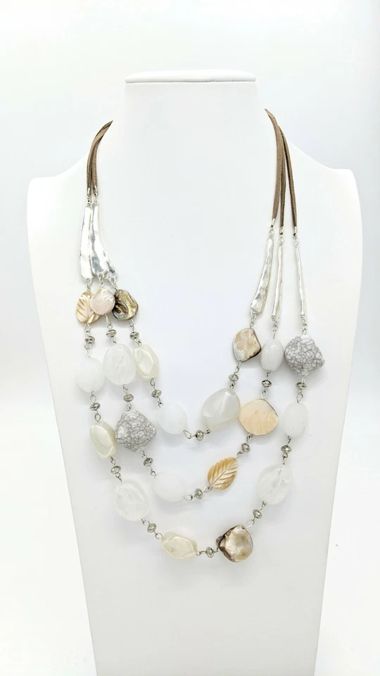 Collar de 3 filas múltiple con concha de cuentas blancas BOHO Style & Co para dama Foto 4 de 4