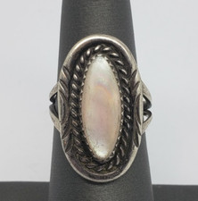 VINTAGE SOUTHWESTERN STERLING SILVER AND MOTHER OF PEARL RING SIZE 6.75