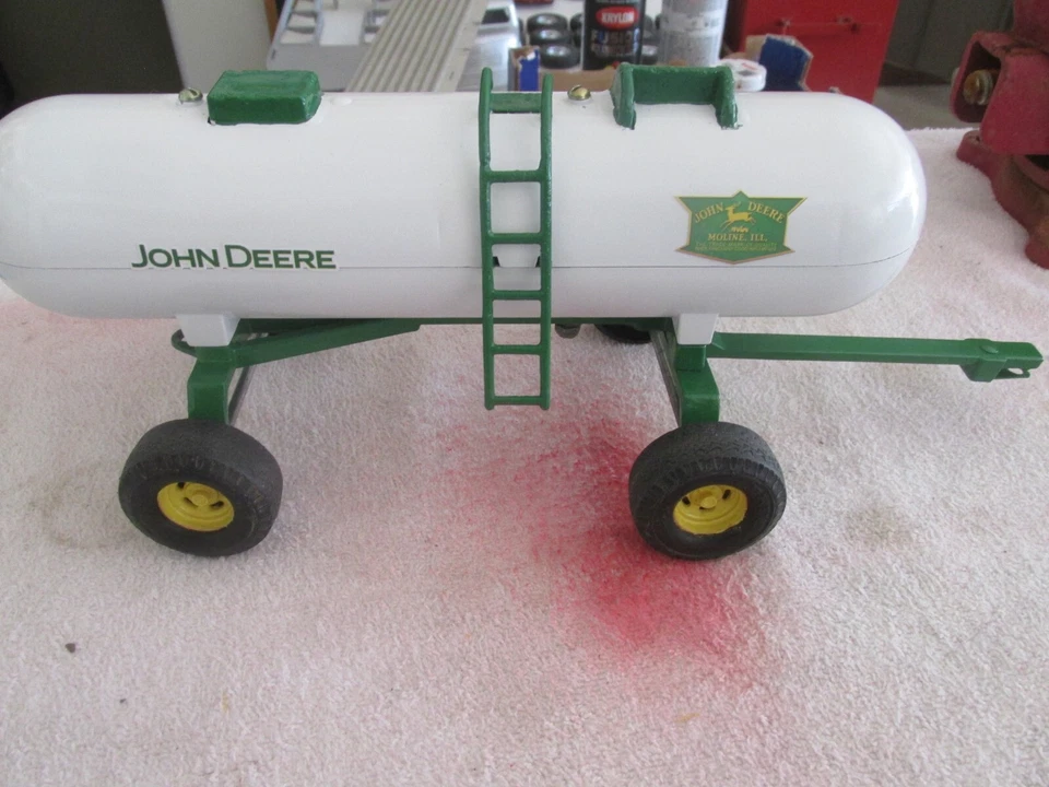 1/16 SCALE  CUSTOM ERTL JOHN DEERE ANHYDROUS AMMONIA TANK - Image 3 of 4