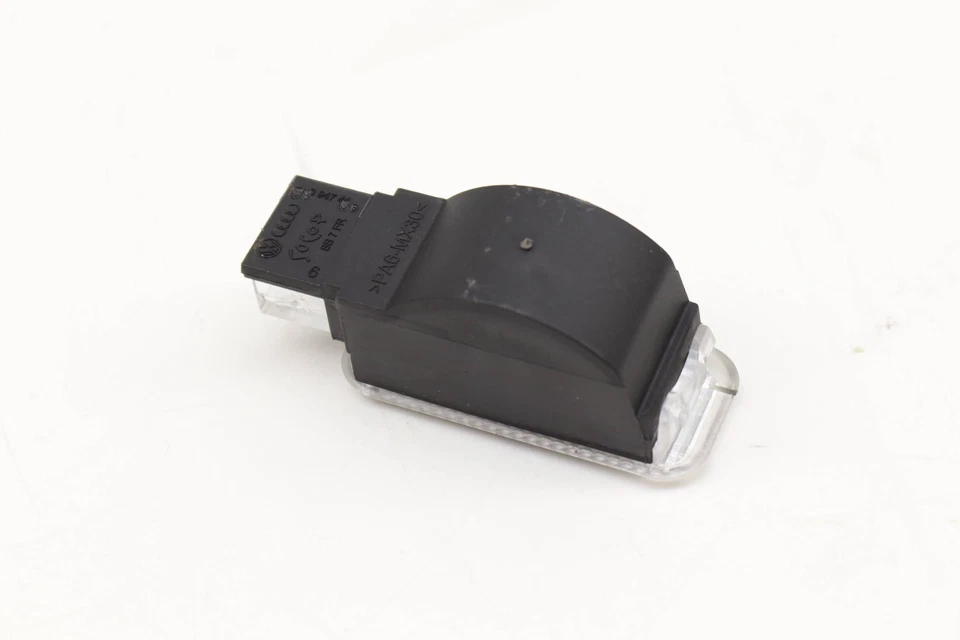 AUDI A3 E-TRON 2016 - luz interior transparente 3B0947415B Foto 2 de 4