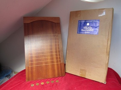 Vintage ''House Of Marbles'' Shove Ha'Penny Board mit sechs echten Half Pennies.