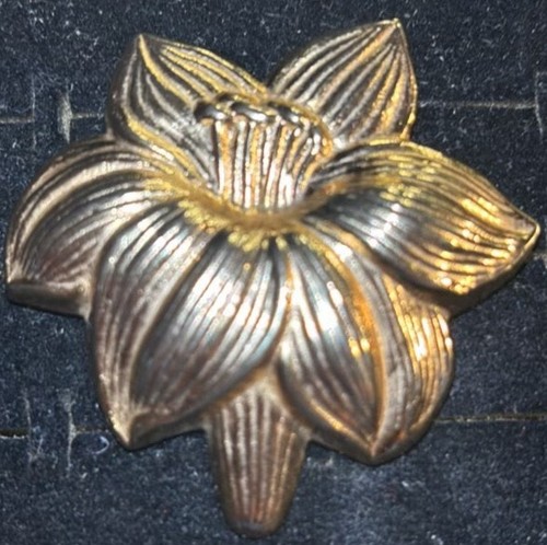 Vintage Jeri Lou Flower Scarf Clip Gold Tone.