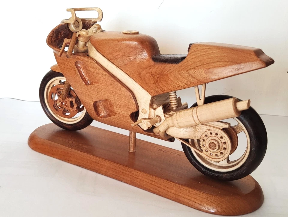 Modellino Moto HONDA RC30 SBK  SCALA 1:9 LegnI Ciliegio/Acero/Noce fatta a mano - Immagine 3 di 4