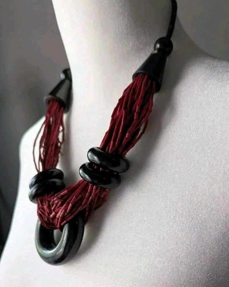 Collar llamativo de cuentas de semillas africanas de varios hilos rojo marrón anillo de madera de colección boho Foto 3 de 4