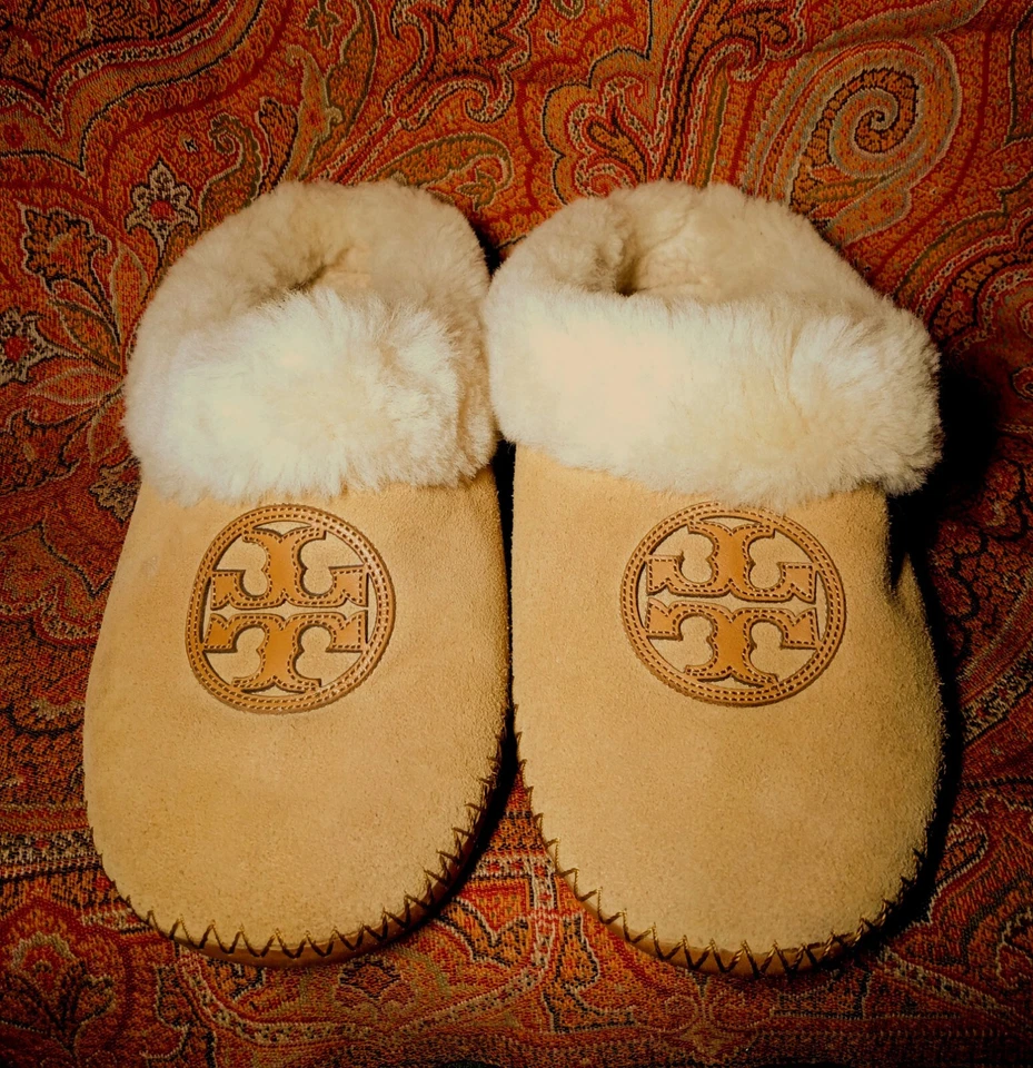Zapatillas Tory Burch Bronceadas Gamuza Logo Borde de Oveja e Interior Talla 9 BOLO Foto 2 de 4