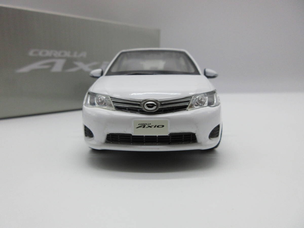 1:30 Toyota Corolla Axio Color Sample Mini Car Super White II