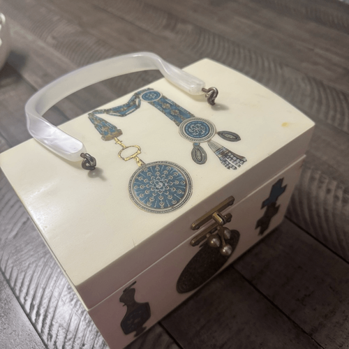 Vintage 60’s Decoupage Cream Wooden Box Purse with Brass Lock and Lucite Handle - Picture 6 of 9
