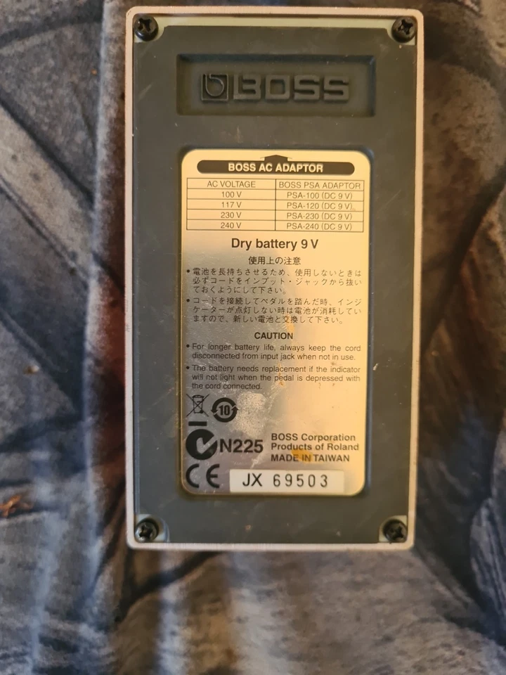 Pedale Boss Mega Distortion MD2 POUR GUITARE ÉLECTRIQUE - Photo 3/4