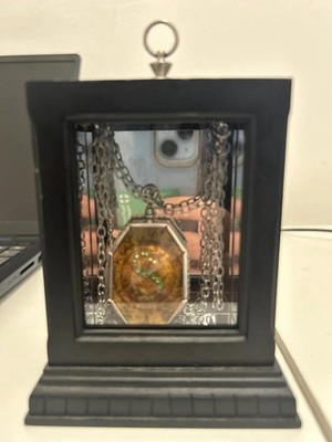 Harry Potter Fake Slytherins Medaillon Horkrux mit Vitrine offical