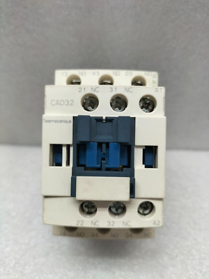 SCHNEIDER CAD32 SCHÜTZBLOCK - 220V-50/60Hz