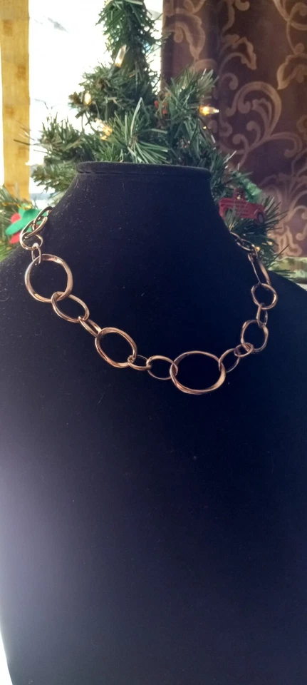 Collar de cadena de eslabones abiertos fósiles en tono oro rosa 3 dijes fósiles extensor Foto 3 de 4