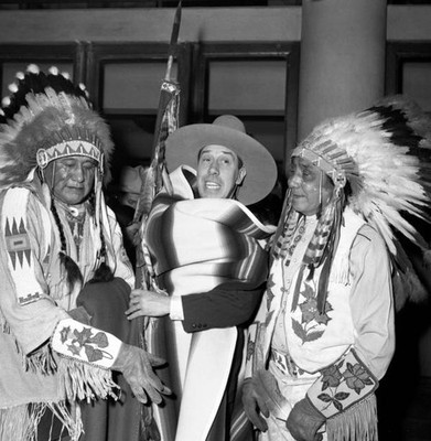 Fernandel meeting with Crow chiefs in Paris December 7 1953 Old Photo 1