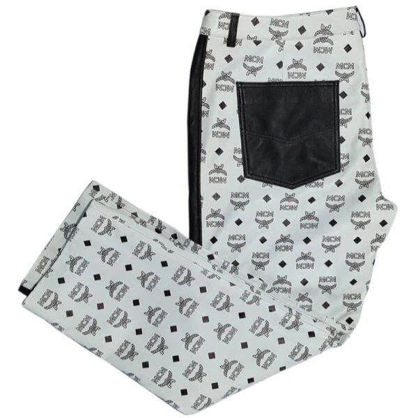 Conjunto de chaqueta y pantalones con estampado de diseñador traje de bombardero de cuero blanco MCM para hombre Foto 4 de 4