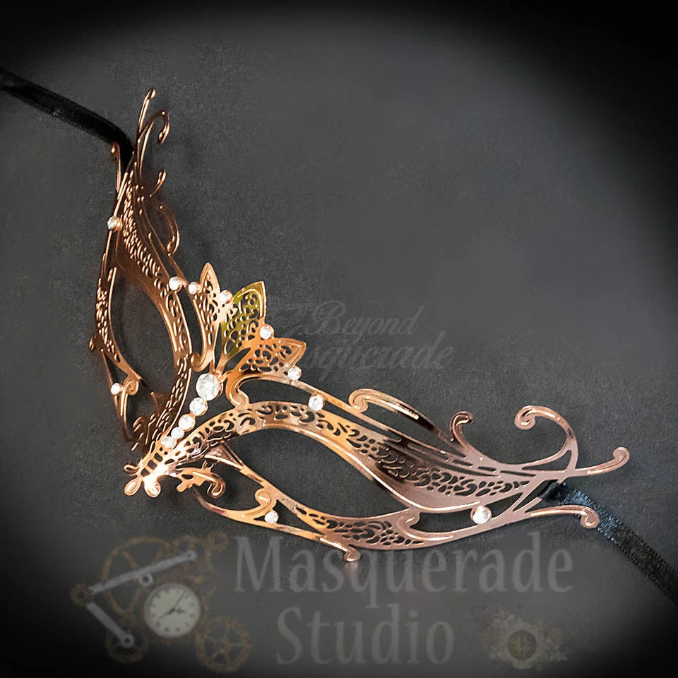 Máscara de mascarada veneciana de metal de filigrana cortada con láser Majestic Lotus para mujer [plateada] Foto 3 de 4