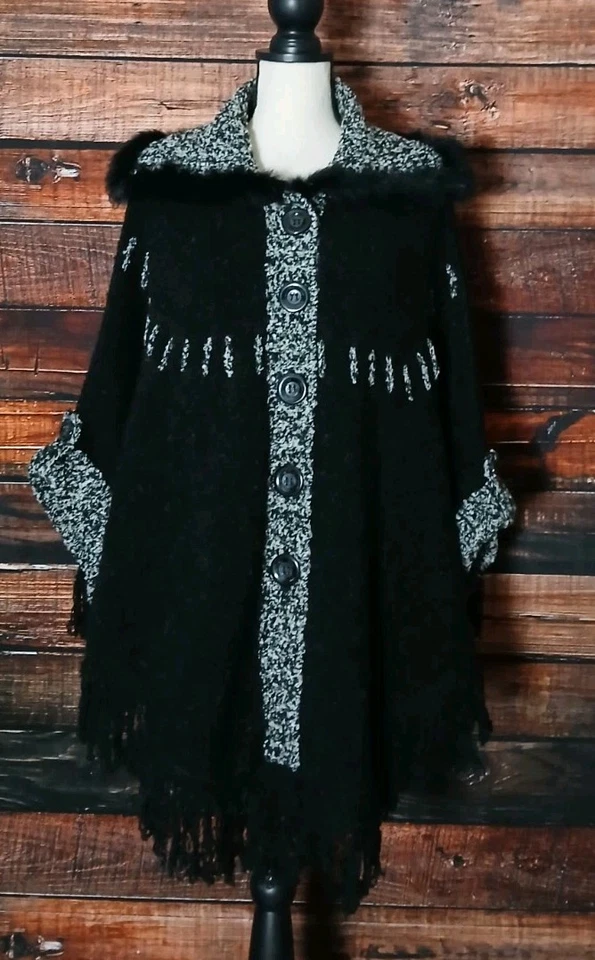 Poncho Suéter Ethyl M Negro Botón Frontal Grueso Tejido Flecos Piel Sintética Borde Capa Foto 3 de 4