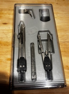 Zirkel Set zum technischen Zeichnen in Präsentationsbox.