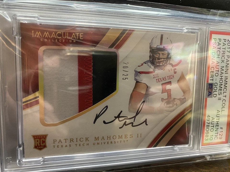 PSA AUTO 10 POP 2 PATRICK MAHOMES II RC AUTO /25 SP ROOKIE PATCH GOLD 2017 - Image 3 of 4