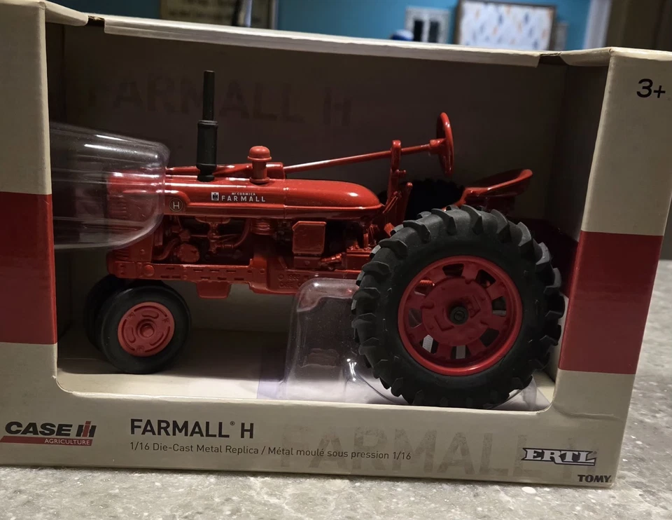 Ertl FARMALL H Tractor - 1/16 Scale - Die-cast.  (FAST/FREE SHIPPING!!!) - Image 2 of 4