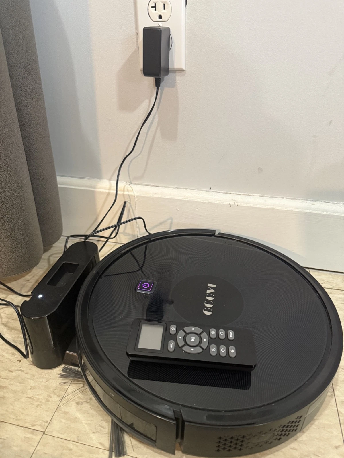 GOOVI D380 1600PA Black Robotic Robot Vacuum Cleaner Charge Station and Remote