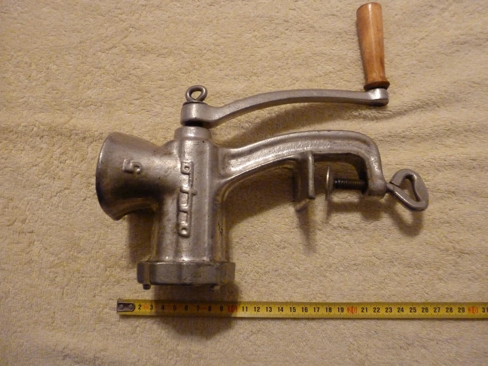 Ancien hachoir à viande manuel en fonte d'aluminium avec poignée en bois N°5 - Photo 4/4