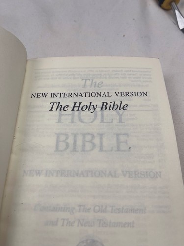 25th Infantry Holy Bible New International Version NIV Military Woodland Camo - Picture 4 of 14
