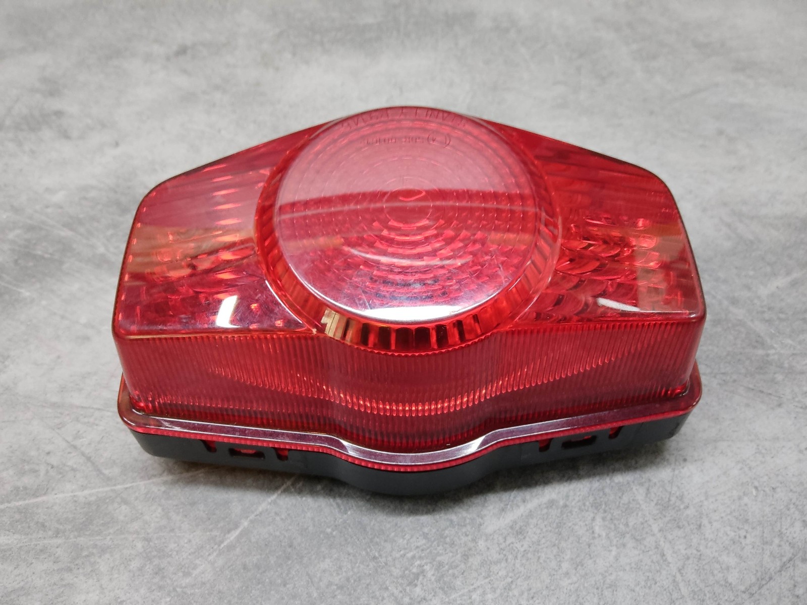 Cabochon feu arrière HONDA 33701-MGC-700 pour moto CB1100A 2010
